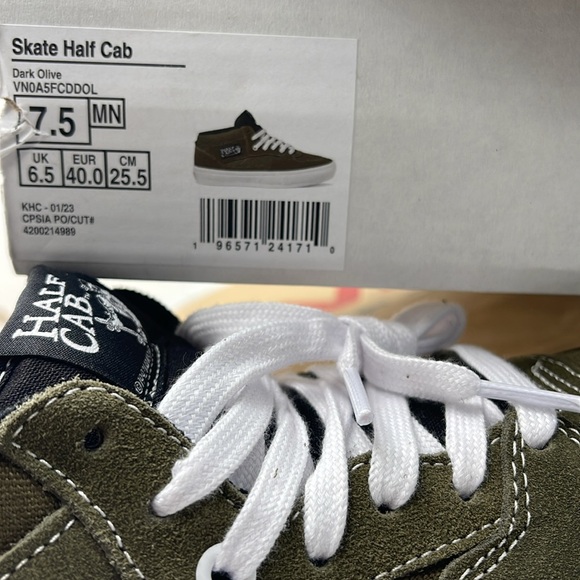 Vans WMNS Skate Half Cab Dark Olive
VN0A5FCDDOL
Sneakers - Picture 16 of 16
